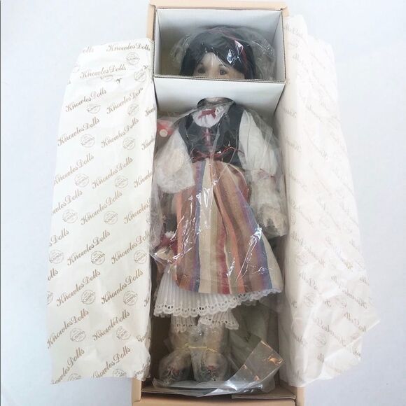 Edwin Knowles Snow White Collectible Doll - Picture 5 of 9